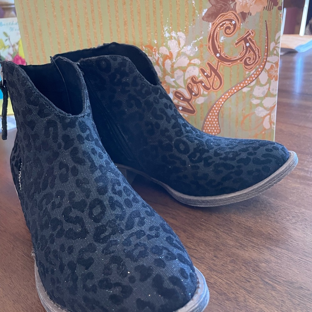 Buckle Very G Black Leopard-Print Ankle Booties
